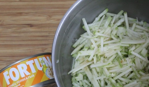 1. Этап. Салат с тунцом и маргеланской редькой: Редьку обсушить, выложить в чашу и добавить горячий лук.