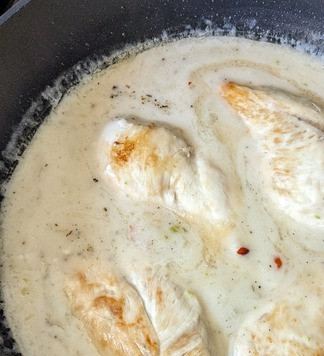 1. Этап. Куриная грудка в кокосово-лаймовом соусе: Положить куриные грудки в соус и варить 15 минут.