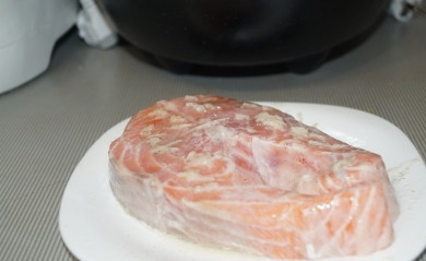 1. Этап. Жареная семга в мультиварке: 3. Посолите стейк семги. Посыпте его любимыми специями. Приправьте соком лимона. Оставьте так на 15 минут.