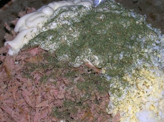 1. Этап. Корзиночки с салатом: 10. В миску добавляем яйца, тунец, майонез и перец (можно добавить зелень).