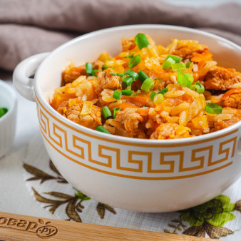 Рис с мясом и капустой в сковороде