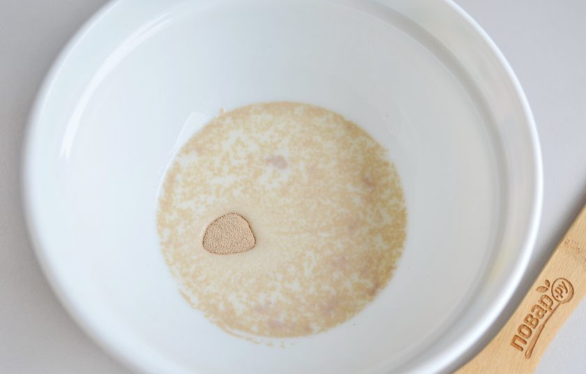 1. Этап. Круассаны-рогалики с прованскими травами: Разведите дрожжи в небольшом количестве теплого молока, оставьте на 5-7 минут.