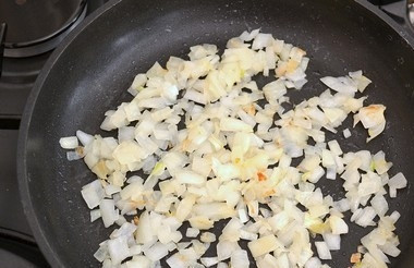 1. Этап. Рыба с луком и морковью: На сковороде разогрейте растительное масло и обжарьте лук до прозрачности.