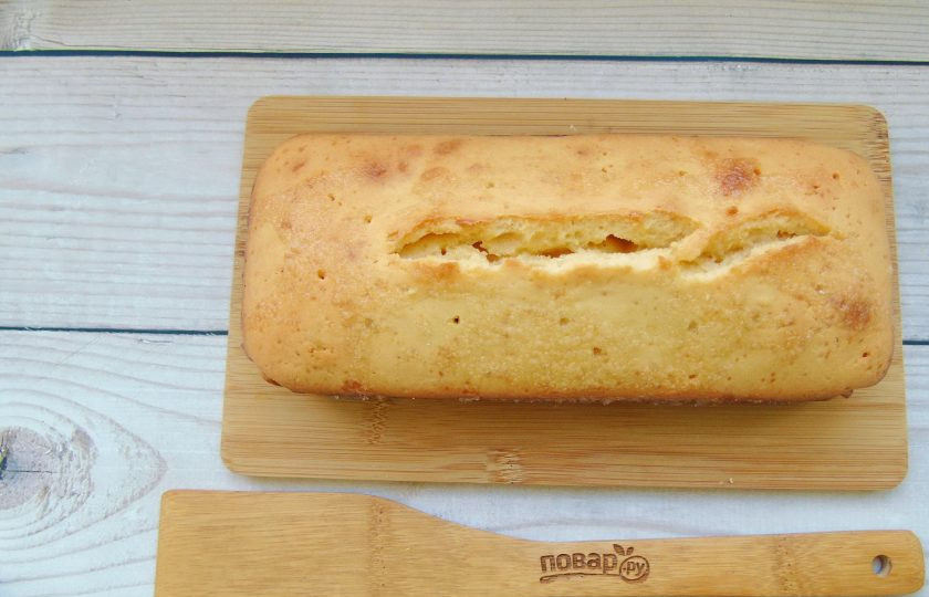 1. Этап. Лимонный кекс с сиропом: Готовый кекс достаньте из формы, деревянной шпажкой сделайте проколы и полейте его лимонным сиропом.