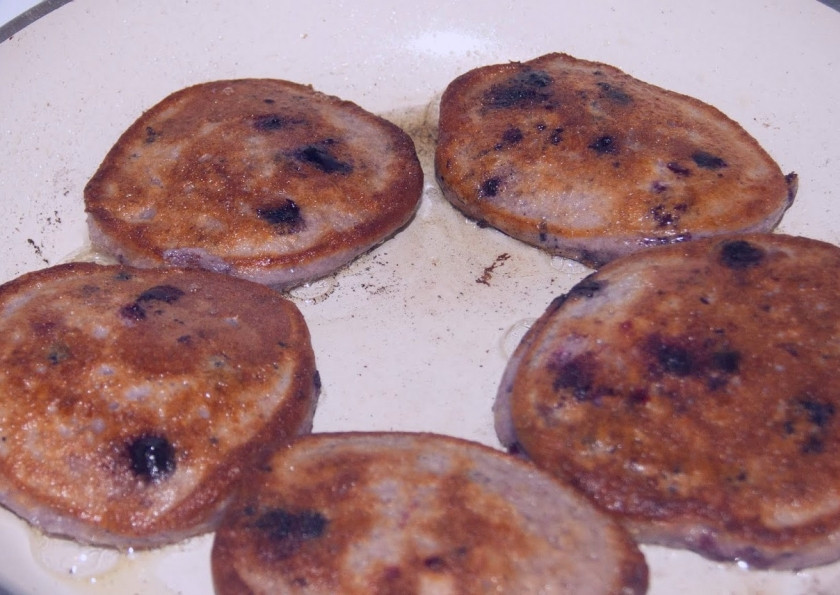 1. Этап. Оладьи с сухофруктами: Разогреваем сковородку. Наливаем растительного масла. Выкладываем столовой ложкой порционно оладушки на раскаленную сковородку. Обжариваем на среднем огне с двух сторон до золотистой корочки.