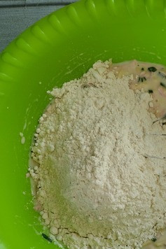 1. Этап. Ветчинно-сырные палочки: Всыпаем муку и замешиваем тесто не сильно липнущее к рукам.