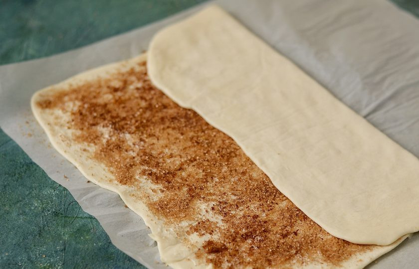 1. Этап. Слоеные булочки с кардамоном и корицей: Сверните тесто в три слоя.