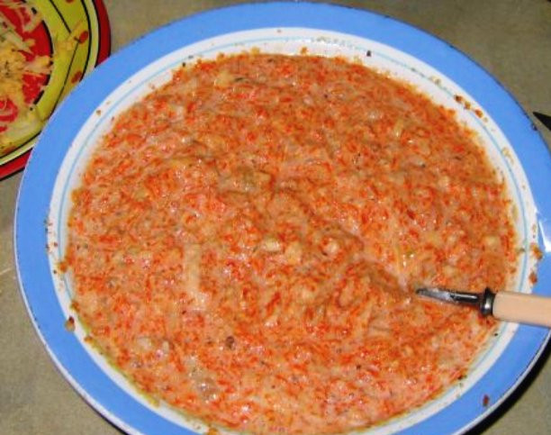 1. Этап. Тыквенная запеканка с сыром: Добавьте в смесь половину молотых орехов, лук, посолите и поперчите. Хорошо перемешайте заготовку для запеканки, выложите её в форму, сверху посыпьте оставшимися сыром и орехами, а масло разложите кусочками поверх посыпки. Запеките в духовке в течение 30 минут при 180 градусах. Можно сразу подать на стол, либо охладить до комнатной температуры.