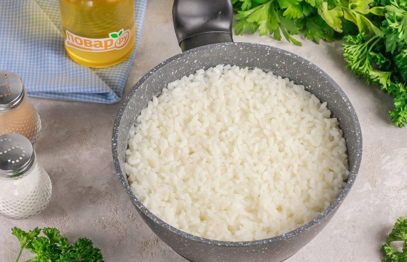 1. Этап. Онигири с креветками: Рис промойте в воде и отварите в горячей воде примерно 12-15 минут. Затем нагрев выключите и перемешайте рис. Прикройте крышкой емкость и оставьте для остывания на 20 минут.