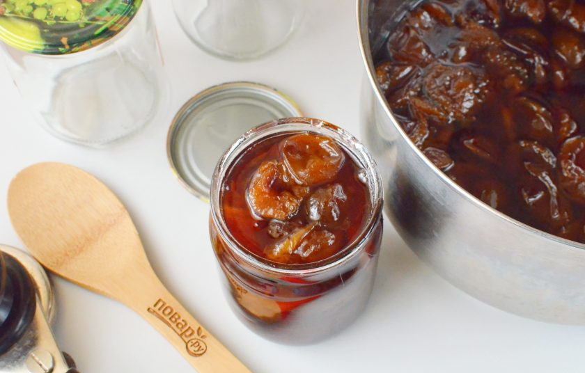 1. Этап. Варенье из сливы без косточек: В стерильные банки разложите варенье, у меня получилось 4 баночки 500 мл. и небольшой хвостик (юшка, ее я использую для мороженого или в компот).