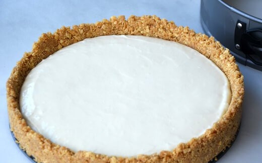 1. Этап. Чизкейк без выпечки с сыром: 4. Вылейте аккуратно в форму и уберите в холодильник часа на 4, чтобы чизкейк хорошо застыл. После можно снять борта формы.