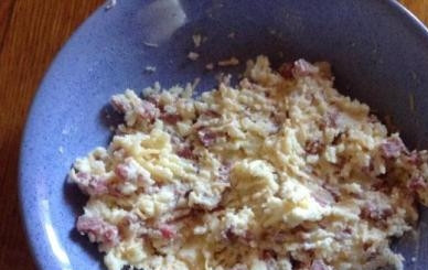 1. Этап. Фаршированные сардельки: Сыр потереть на средней или мелкой терке, добавить к картошке с колбасой. Туда же добавить майонез и все перемешать.