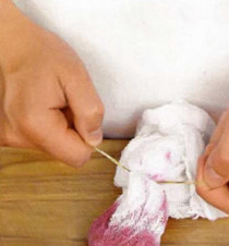 1. Этап. Малиновое варенье без косточек: 1. Взбиваем малину в блендере и эту смесь выкладываем в двухслойную марлю над кастрюлькой.