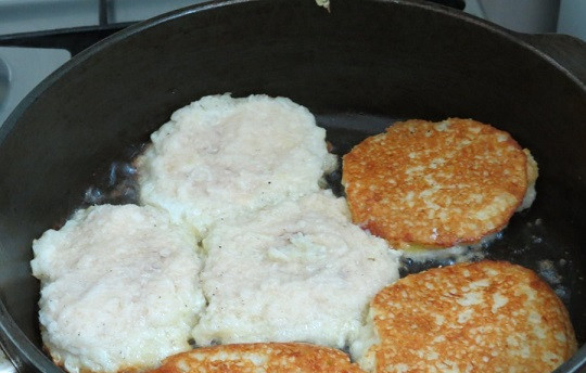 1. Этап. Драники с фаршем куриным: 9. Аккуратно перевернуть и жарить со второй стороны до корочки. Перед подачей выложить на бумажное полотенце, чтобы убрать лишнее масло.