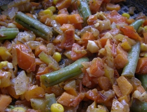 1. Этап. Кальмары, фаршированные рисом и овощами: 6. На второй сковороде буквально минутку подержите овощи на большом огне, потом уменьшите огонь и тушите овощи под крышкой до готовности.