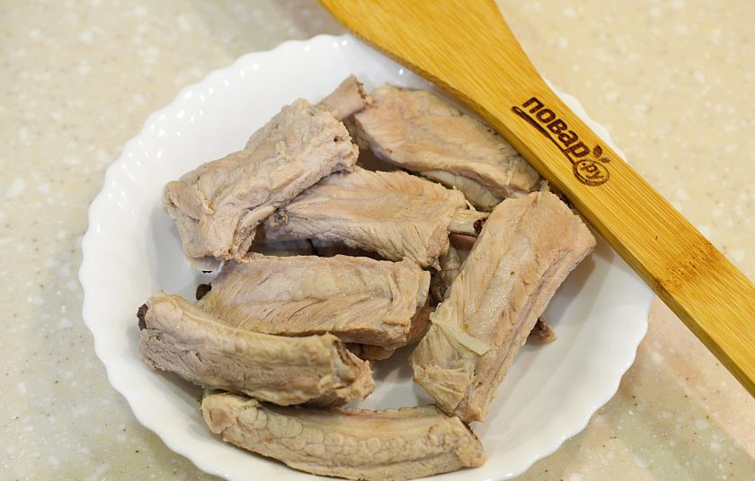 1. Этап. Свиные ребрышки в маринаде: 3. Отварите ребра, процесс займет около часа.