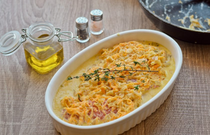 1. Этап. Семга в сливочном соусе запеченная в духовке: Залейте рыбу приготовленным соусом. Поверх выложите веточку тимьяна. Духовку разогрейте до 180 градусов.