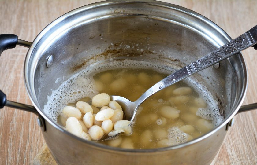 1. Этап. Гречка с фасолью: 3. Утром фасоль промойте, сложите в кастрюлю и залейте чистой водой. Воды уйдет примерно 300-400 мл. Варите 40-45 минут, фасоль станет мягкой и немного рассыпчатой. В конце варки фасоль посолите по вкусу. Если осталась вода после варки, слейте ее.