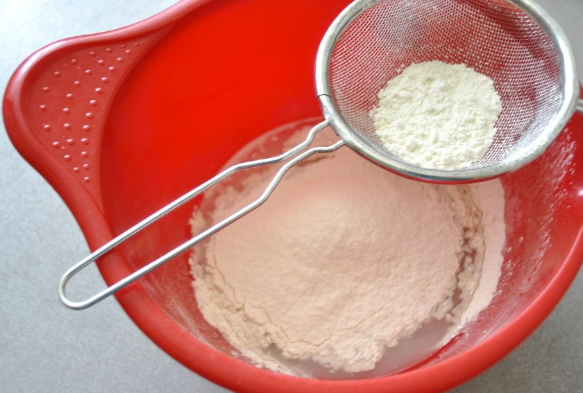 1. Этап. Кавказские чебуреки: Просейте муку, замесите тесто.