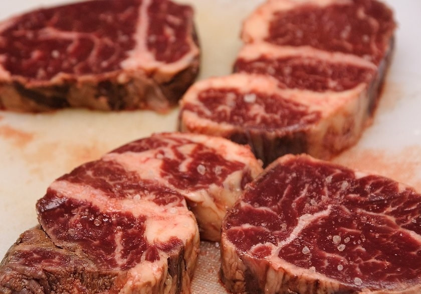 1. Этап. Стейк из говядины в духовке: 2. Посолите и поперчите мясо с двух сторон.