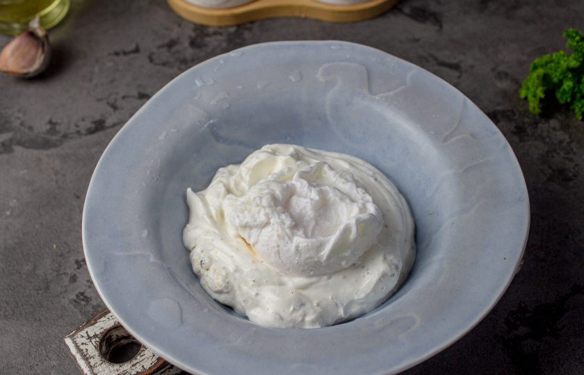 1. Этап. Турецкая яичница Чылбыр с йогуртом: В тарелку выложите йогурт, поверх яйцо-пашот.