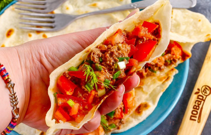 1. Этап. Пита с тунцом: Едят питу с тунцом руками, запивая любым напитком.