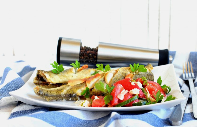 1. Этап. Рыба с чесноком по-болгарски: С такой рыбой отлично гармонируют свежие и запеченные овощи, особенно сладкий перец и помидоры. Я подавала рыбу с шопским салатом – все-таки рыба по-болгарски!