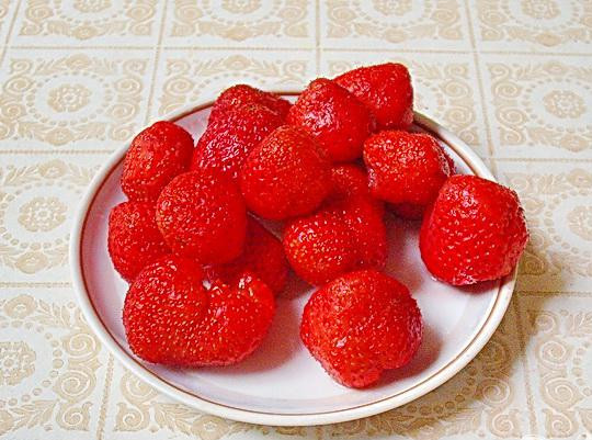 1. Этап. Фруктовое ассорти на шпажках: 2. Очищаем от кожуры бананы, нарезаем их небольшими кружочками. От шкурки очищаем плод киви ,и нарезаем его кружочками, и после разделяем на три части каждый кусочек, для того, чтобы удобнее было их есть. Промываем хорошо клубнику, и убираем листики.