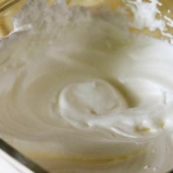 1. Этап. Греческий новогодний торт: При помощи миксера на низкой скорости взбиваем белки до образования белой устойчивой пены (на это уйдет минут 5). Затем аккуратненько подмешиваем белки к тесту.