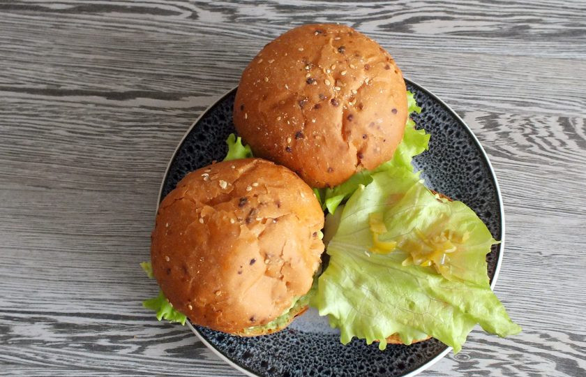 1. Этап. Мексиканские бургеры: После положите салатный лист, опять измельченный перец. Прикройте верхушкой булочкой, которой предварительно смажьте гуакамоле.