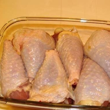 1. Этап. Курица в кинзе: Укладываем ножки в форму для запекания - и оставляем ненадолго в покое.