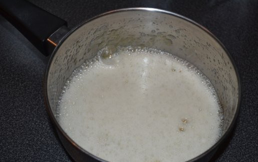 1. Этап. Кекс мраморный в мультиварке: 1. Рецепт приготовления кекса мраморного в мультиварке только на первый взгляд может показаться сложным. Для начала необходимо взбить 2 яйца со щепоткой соли. Добавить сахар и продолжать взбивать, пока сахар не растворится.