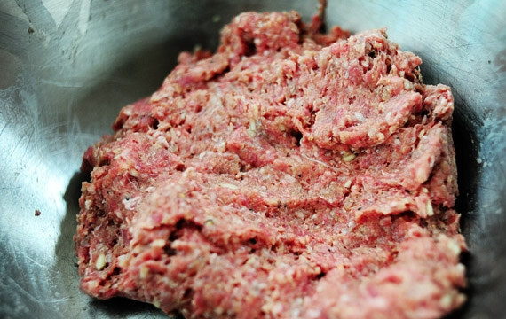 1. Этап. Мини-бургеры с фрикадельками: 2. Замесите фарш руками.