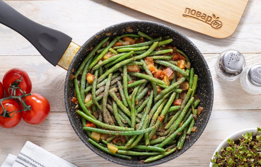 1. Этап. Фасоль по-египетски: Затем добавьте все специи и посолите по вкусу. Накройте снова крышкой и тушите около 3 минут на среднем огне. В конце сбрызнете блюдо лимонным соком и оставьте блюдо немного охладиться.