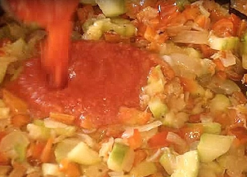 1. Этап. Слоеный пирог с тунцом: Помидоры измельчаем в пюре и через пару минут после цукини отправим на сковороду. Солим и перчим по вкусу, максимально выпариваем жидкость из овощей.