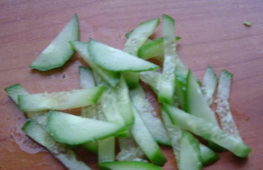 1. Этап. Салат из пекинской капусты и крабовых палочек: Огурец нарежьте полосками.