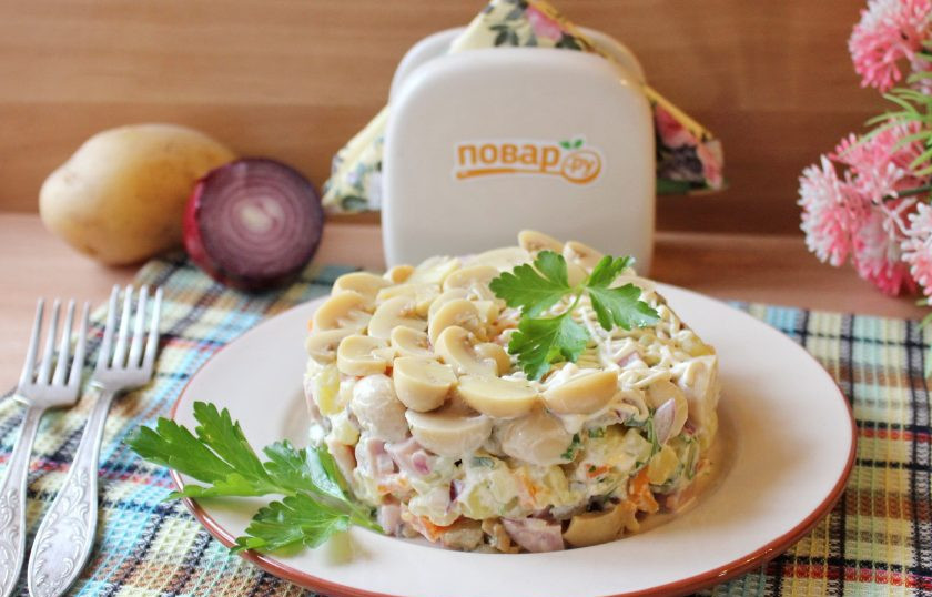 1. Этап. Салат с бужениной и грибами: Салат с бужениной и грибами готов. Подавайте на закуску.