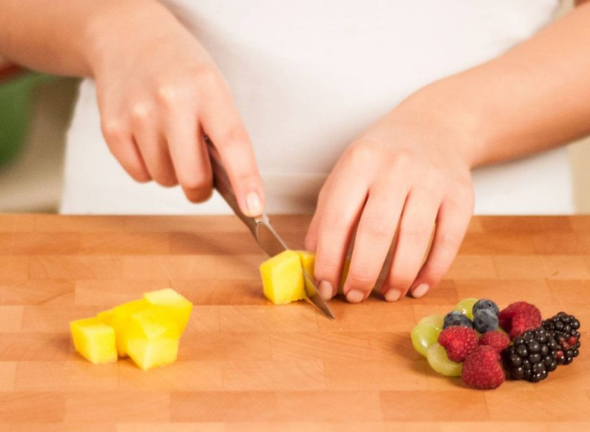 1. Этап. Салат с фруктами: 4. Мою ягоды, отправляю их в миску (виноград без косточек, нарезаю его на 2 части), мою и очищаю манго, нарезаю его небольшим кубиком.