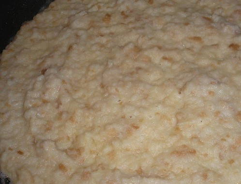 1. Этап. Быстрая пицца из батона: Размокший хлебушек пропустите несколько раз через мясорубку или растолките толкушкой до однородной массы. Добавьте к полученной хлебной массе яйцо и муку, тщательно размешайте. Разогрейте сковородку с растительным маслом и выложите на нее хлебную смесь.