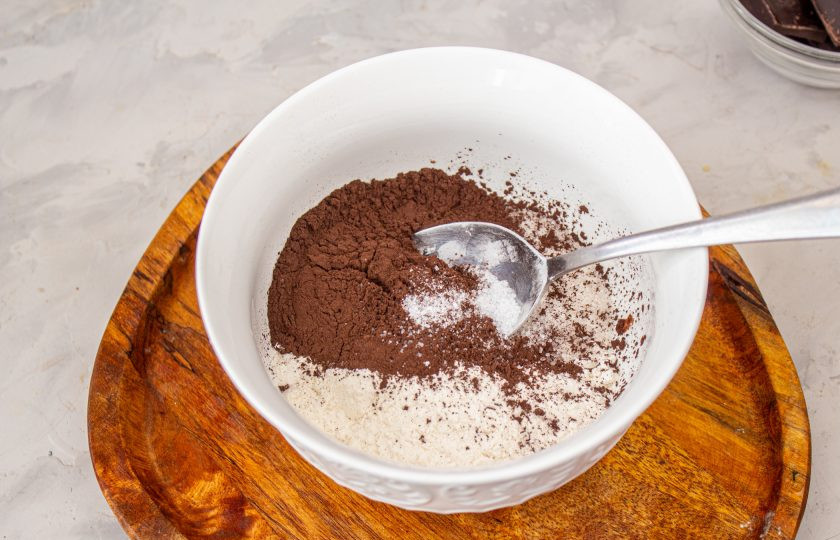 1. Этап. Шоколадный фондан в микроволновке: Для начала нужно смешать все сухие ингредиенты. В небольшую емкость насыпаем какао-порошок и муку, добавляем сахар и разрыхлитель.