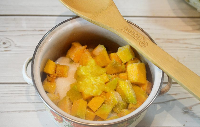 1. Этап. Варенье из тыквы с апельсином: 3. В кастрюлю выложите слоями тыкву - пюре апельсина - немного сахара и т. д. Сверху должен быть сахар. Оставьте на 12 часов, пока тыква не даст сок.