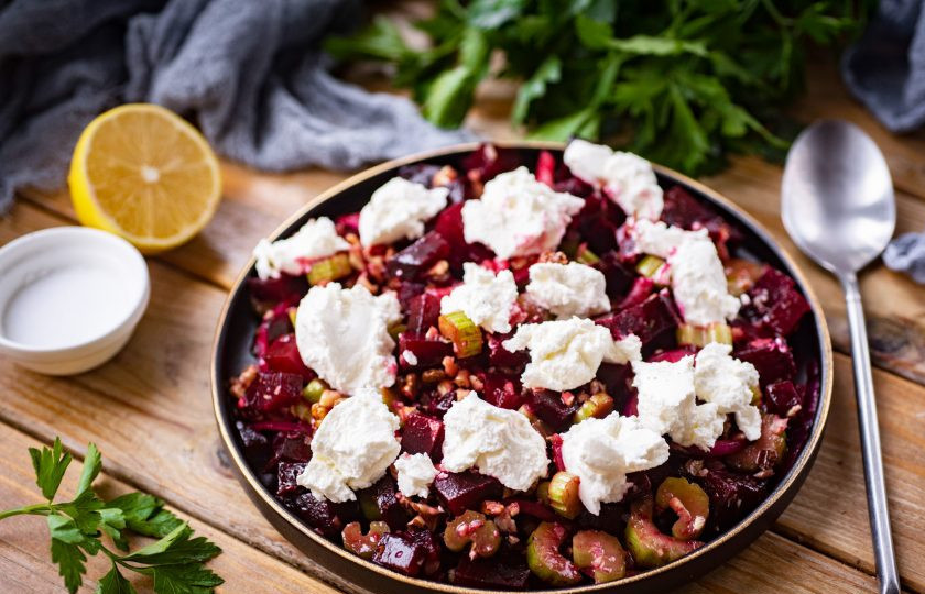 1. Этап. Салат сливочный сыр со свеклой: Выложите салат на тарелку для подачи и поверх разложите с помощью чайной ложечки сливочный сыр. Подавайте к столу. Приятного аппетита!