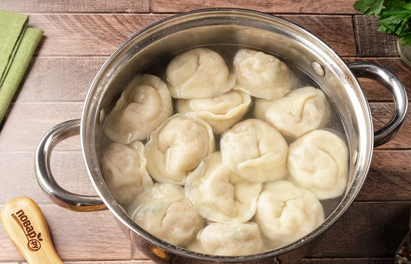 1. Этап. Пельмени с рыбой: Варите пельмени порциями в большом количестве кипящей подсоленной воды, перемешивая шумовкой, чтобы они не прилипали ко дну. Пельмени готовы через 5-7 мин. после повторного закипания. Подавайте с маслом, сметаной или хреном.