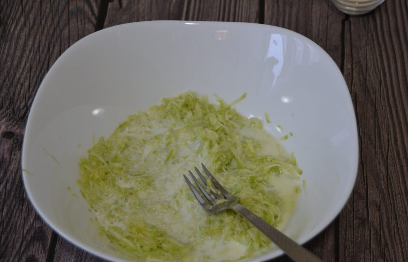 1. Этап. Оладьи из кабачков на дрожжах: Влейте молоко, размешайте.