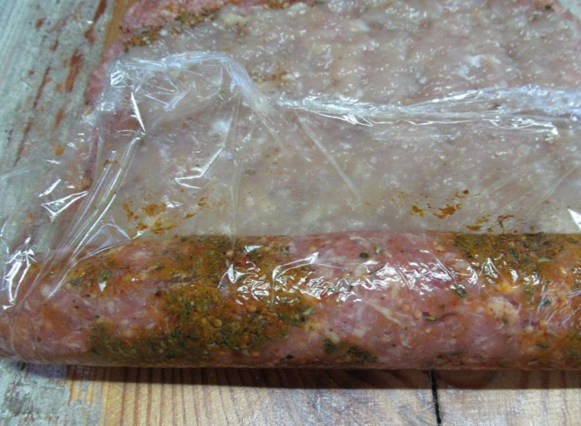 1. Этап. Праздничный мясной рулет: Аккуратно сверните рулет, при этом пленку не заворачиваем, а просто помогаем формировать рулет, приподнимая пленку.