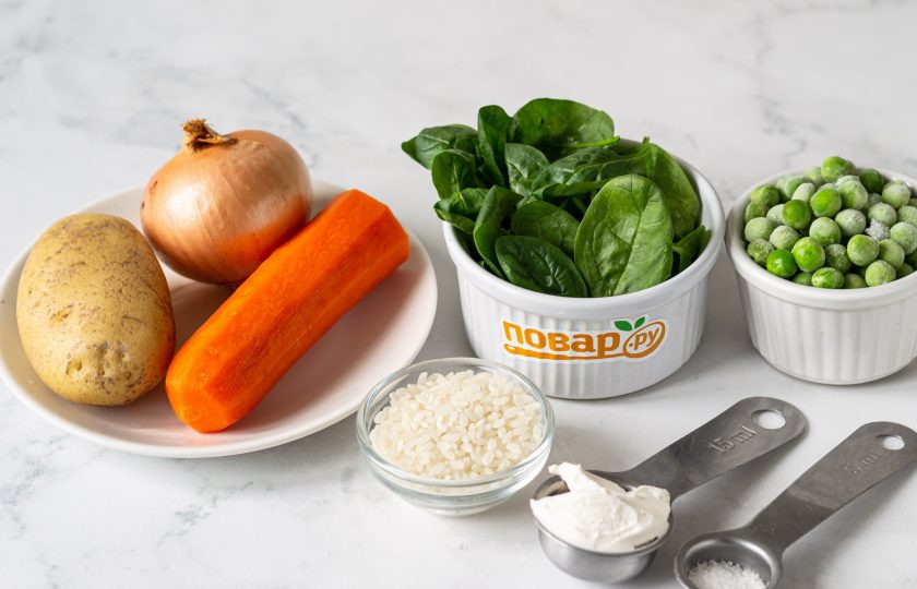 1. Этап. Суп со шпинатом и зеленым горошком: Подготовьте все ингредиенты.