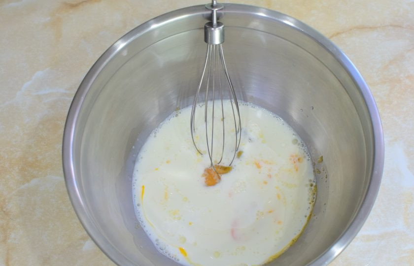 1. Этап. Блины с маскарпоне: Смешайте с растительным маслом и молоком.