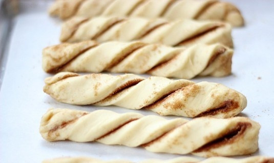 1. Этап. Печенье Палочки корицы: Возьмите тесто за концы и скрутите полосочки.