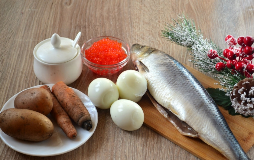 1. Этап. Сельдь под дорогой шубой: Подготовьте все необходимые ингредиенты. Картофель и морковь отварите до готовности, яйца отварите вкрутую. Сельдь очистите от внутренностей, удалите голову, плавники и кости.