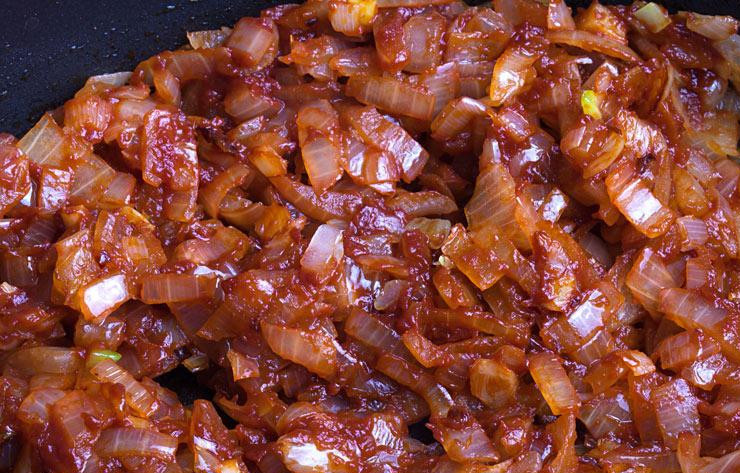 1. Этап. Прикумские рванцы: Репчатый лук мелко нарезаем и обжариваем до золотистости. Затем добавляем томатную пасту и тушим еще 4-5 минут, помешивая.